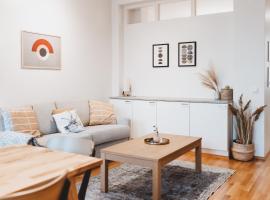 Central Top Floor Condo Overlooking Rooftops, khách sạn ở Helsinki