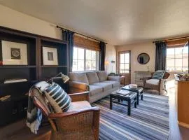 Chic Harrison Home Walk to Wilson State Park!