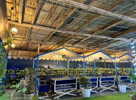 Very spacious terrace with rooms for holi party, cabaña o casa de campo en Gurgaon