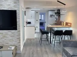 Private Luxury By The Sea, With A Personal Gym, Hot Tub, And Free Parking!