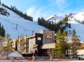Red Wolf Lodge at Olympic Valley، فندق في وادي اولومبيك