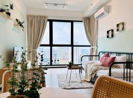 Urban Suite Cozy Family Homestay at Georgetown by Heng Penang Homestay, hotell i Jelutong