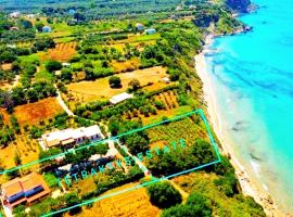 TETRAKTYS ESTATE seaview beachside ΥΔΩΡ with big garden, hotel v destinaci Halikounas