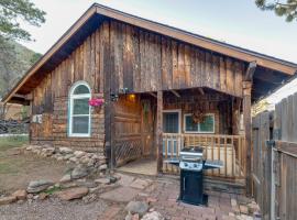 Green Mountain Falls에 위치한 호텔 Rustic Log Cabin with Studio about 5 Mi to Pikes Peak!