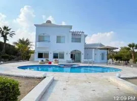 Beautiful 4 Bedrooms Villa With Private Heated Pool