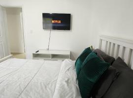 Private Cozy & Spacious Room at a house with pool, hotel dicht bij: Coral Square Mall, Tamarac