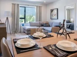 The Stoke Stopover - Revelstoke Condo with Hot Tub