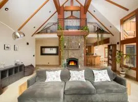Look Out Lodge - On North Shore w Lake View, Hot Tub, Pool Table and Pet Friendly