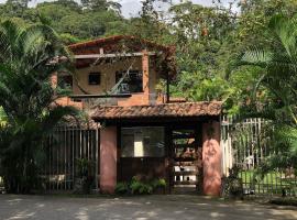 Villas Chalés da Serra: Pacoti şehrinde bir orman evi