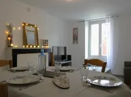 Élégante maison de ville avec cour intérieure, centre de Châteaudun, proche sites touristiques - FR-1-581-115