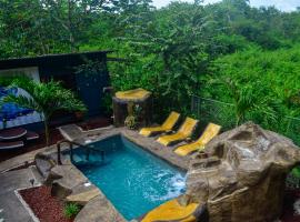 The Jungle Container, bed & breakfast i Quepos
