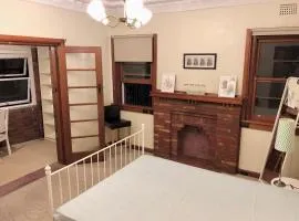 Study/Sun room attached MQ Park/Uni/Eastwood/Ryde Spacious room