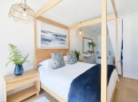 Oceans Guest House & Luxurious Apartments, hótel í Struisbaai
