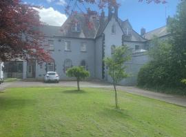 Presentation Convent, hostel in Mooncoin