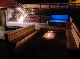 New flat with hot tub - No1，Oyndarfjørður的度假住所