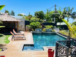 Charmant rez de jardin avec acces piscine, hôtel à Le Tampon