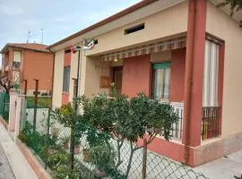 Casa di Adele con giardino privato a 150 mt dal mare