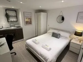 2 Studio flat, 50m from Airbus