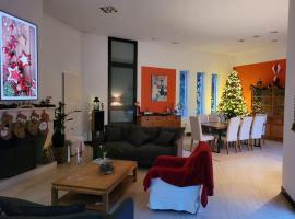 La Bredi Villa proche de Bordeaux avec piscine et spa, hotel in La Brede