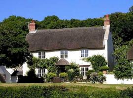 Spacious Thatched Cottage in West Lulworth, Dorset, hotel in West Lulworth