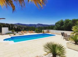 CORTIJO PENNYMARIA Poolside Apartment near Montefrio with stunning views, hôtel à Montefrío