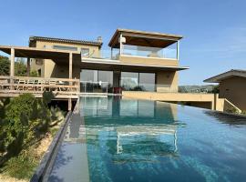 Villa de luxe surplombant la mer, piscine suspendue，皮亞諾托里–坎達雷洛的小屋