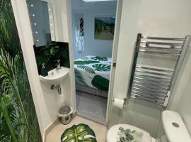 Cosy Jungle Cabin With Bathroom，Bircotes的公寓