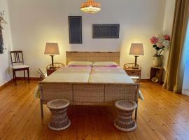 1912 - Wooden Room - old town, hotel en Locarno