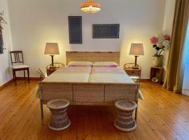 1912 - Wooden Room - old town, homestay sa Locarno