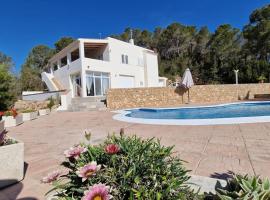 beautiful views with pool in ibiza, hôtel à Sant Miquel de Balansat