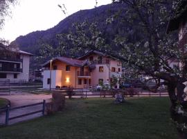 Casa Vacanze Martinelli: Pellizzano'da bir otoparklı otel