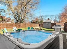 New! Warm & Cozy 3BR w/ Hot Tub, Firepit & BBQ!, hotel di Mount Clemens