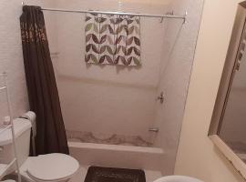 2 bdrm/ 2 bath in Old Harbour, hotel in Old Harbour