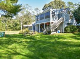 Lake House in Centerville with Private Water Access, hótel í Barnstable