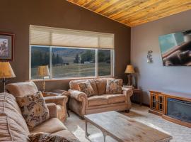 Large home less than 5 miles to Yellowstone North Entrance, Sleeps up to 8, villa in Gardiner