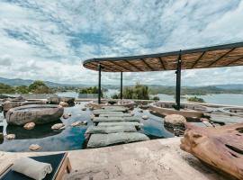 The Brown, Guatape, Autograph Collection، فندق شاطئي في غواتابيه