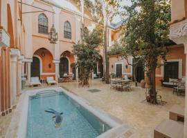 Riad Le Perroquet Bleu Suites & Spa, hotel in Marrakesh