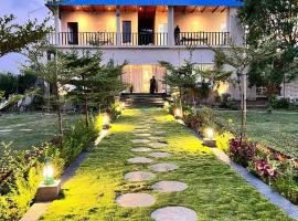 Jewel Stay PURE VEG, hotel con alberca en Tāla