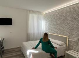Rosso Conero - Le Grotte Rooms & Apartments, отель в городе Камерано