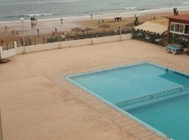 Apartment am Meer mit Pool, strandhotell i Aourir