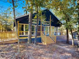 Holly Lake Ranch Retreat, hotel with parking in Rhonesboro