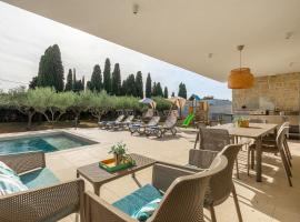 Villa San Zusto, 1600 m2 plot area, heated pool with hydromassage zone, hotel i Galižana