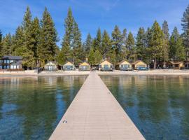 Sandy Cove on the North Shore -Lakeside Cottage with Pier Beach, and HOA Amenities, cottage in Tahoe Vista