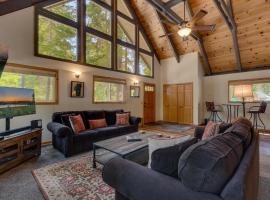 Piney wood - Quiet 2 BR Loft w Private Hot Tub, holiday home in Carnelian Bay