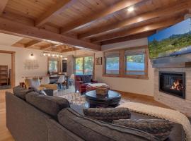 Olympic Valley Hideaway - Newly Remodeled Cabin with Private Hot Tub, hotel a Olympic Valley