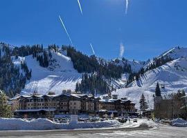 Palisades Tahoe Ski Condo - Remodeled 2 BR, Walking Distance to Lifts & Village, хотел в Олимпик Вали