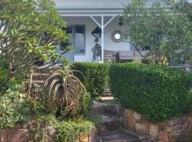 Charming 2 Bedroom Cottage in Noordhoek surrounds