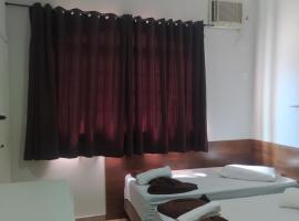 Pousada Quarto Familiar com ar,frigobar,wi fi, garagem, hotel in Aparecida