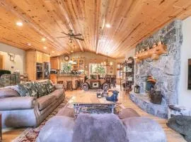 Secret Garden Lodge - 4BR Walking Distance to the Lake, Hot Tub, Close to Ski Resorts!