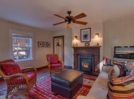 Vanni House - Classic Tahoe Style 2 BR - Sleeps 6 - Hot Tub - Near Palisades & Downtown Tahoe City, hotel v destinaci Tahoe City